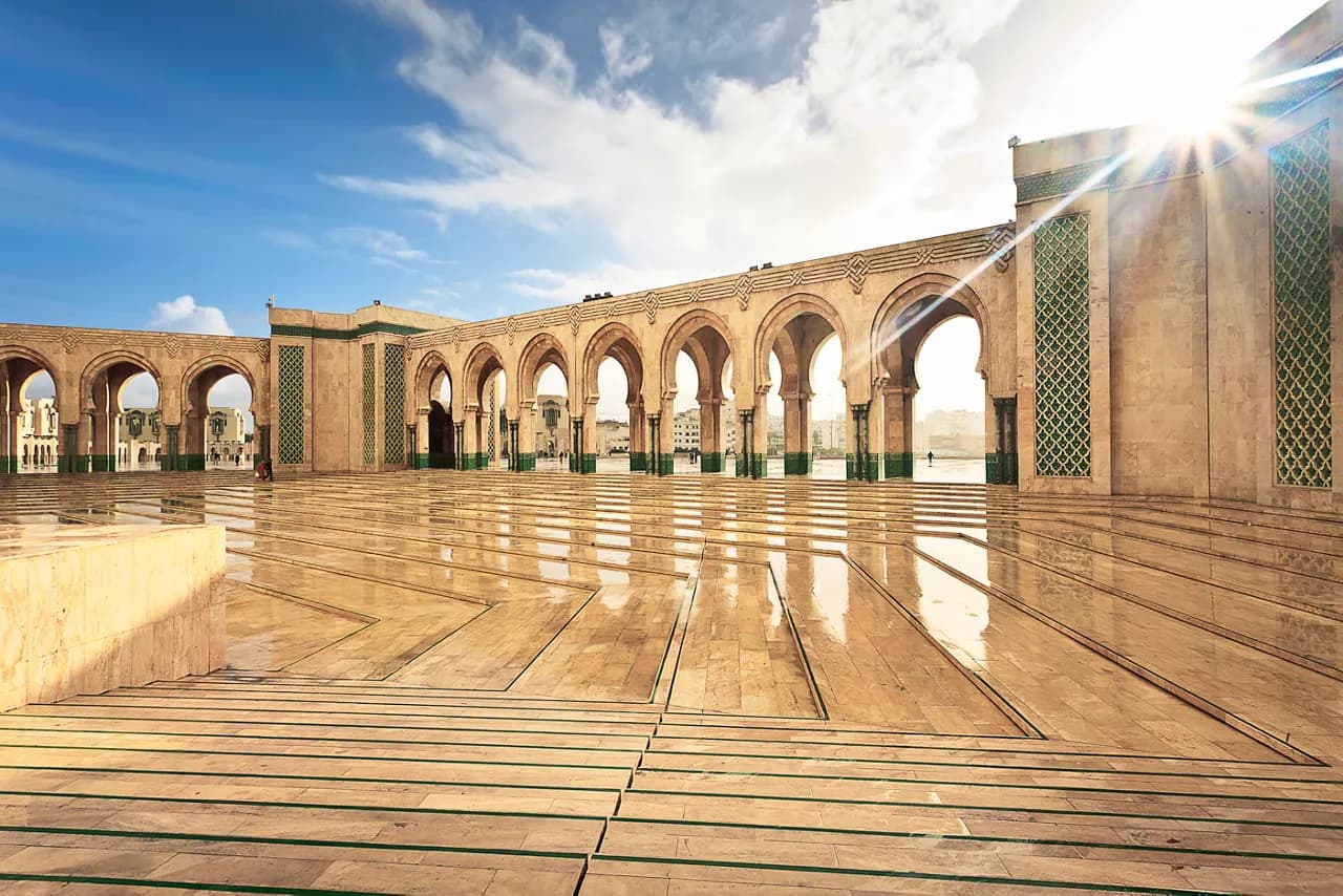 Una vista mozzafiato della Moschea Hassan II a Casablanca, che mette in risalto la sua architettura impressionante e il suo ambiente sereno | MSC Crociere