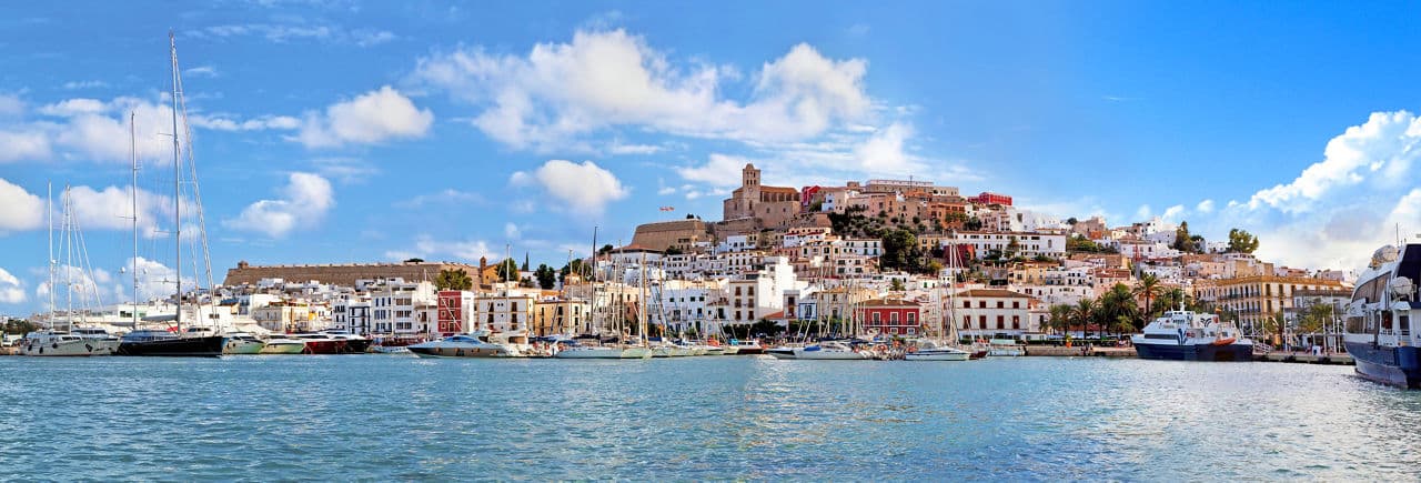 Vista panorámica de Dalt Vila en Ibiza, España con barcos atracados en la marina | MSC Cruceros