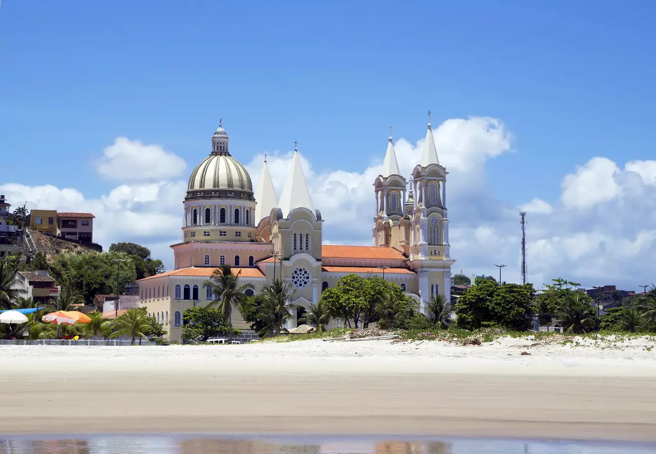 Eine lebendige Küstenansicht von Ilheus mit historischen Gebäuden und einem Sandstrand unter einem sonnigen Himmel | MSC Cruises