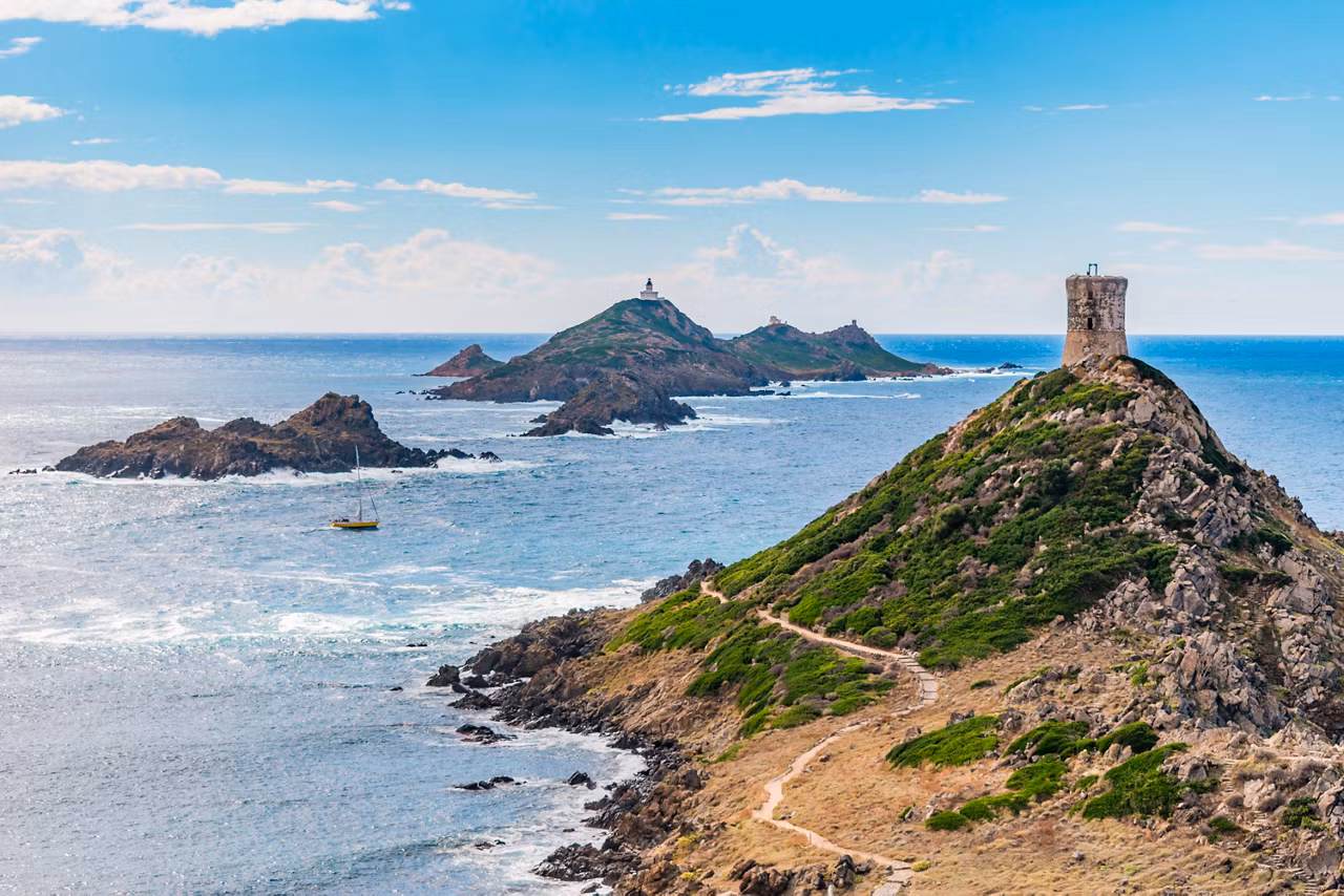 Ein malerischer Blick auf die Pointe de La Parata mit ihrem Turm, der den Sanguinaires-Archipel in Korsika überblickt | MSC Cruises