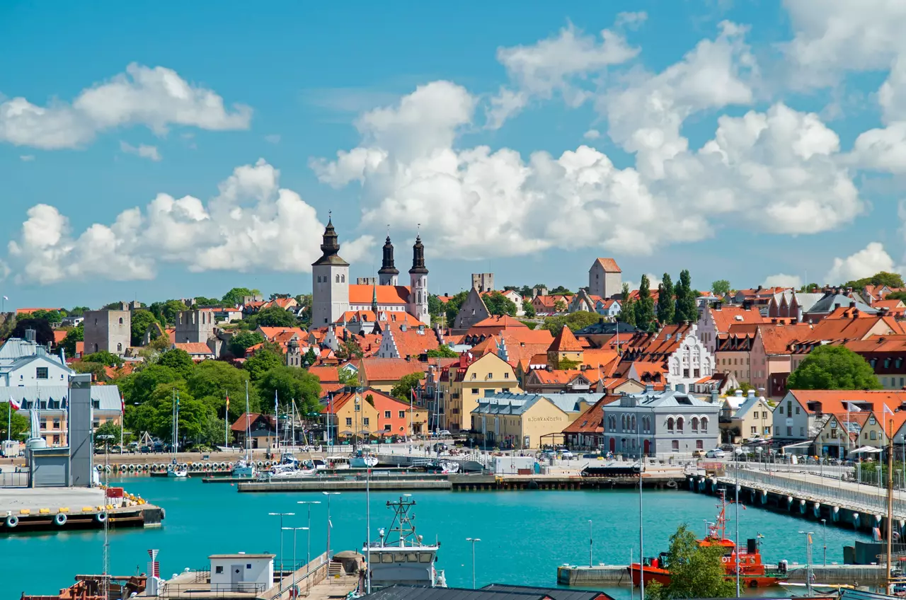 Eine lebendige Küstenansicht von Visby, Schweden, mit bunten Gebäuden und einem ruhigen Hafen | MSC Cruises