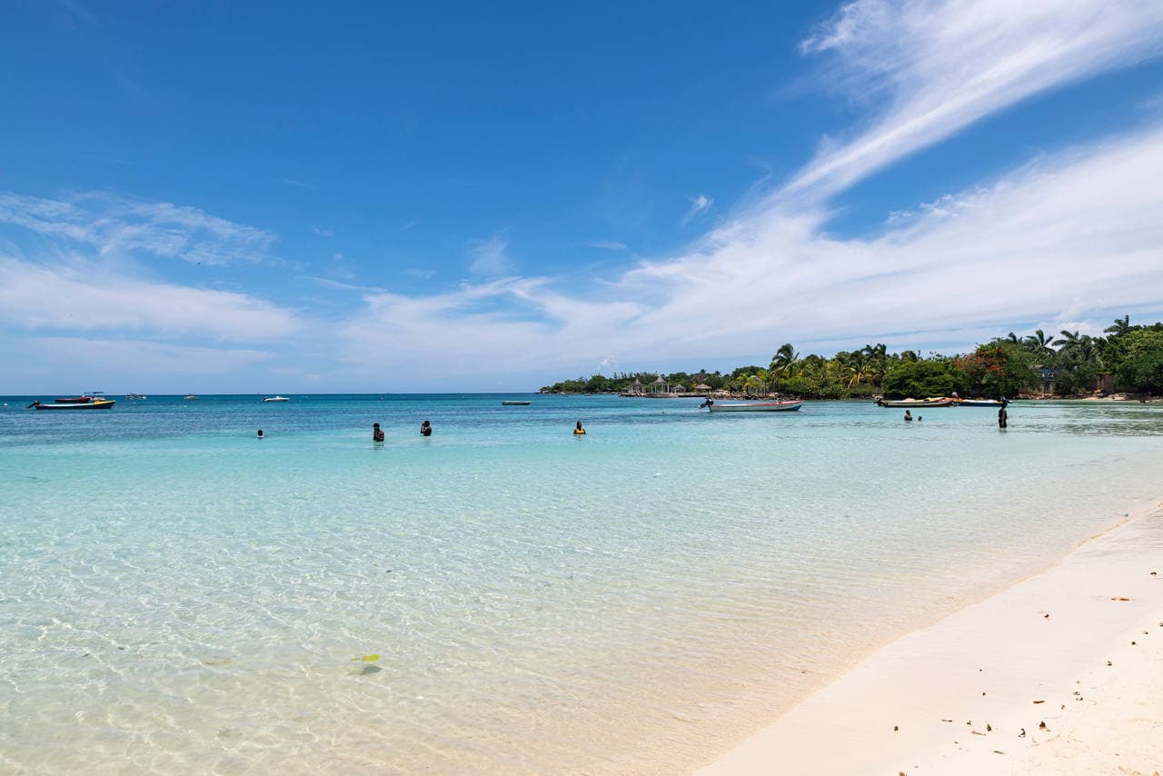 Une scène de plage sereine en Jamaïque avec des eaux turquoise et un ciel dégagé, invitant à la détente et à l'aventure | MSC Croisières