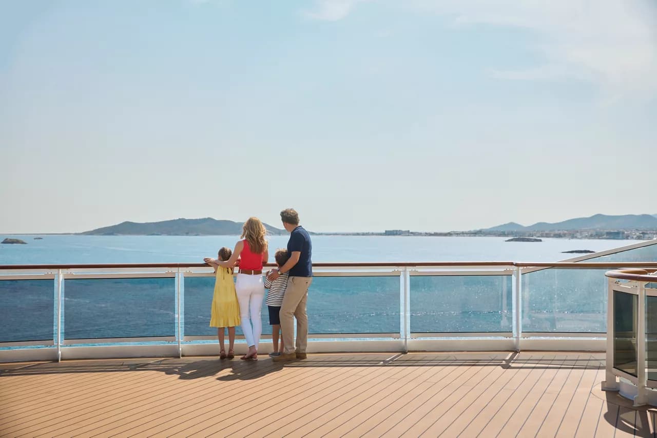 Eine Familie genießt den atemberaubenden Küstenblick gemeinsam auf dem Deck der MSC Seashore | MSC Cruises