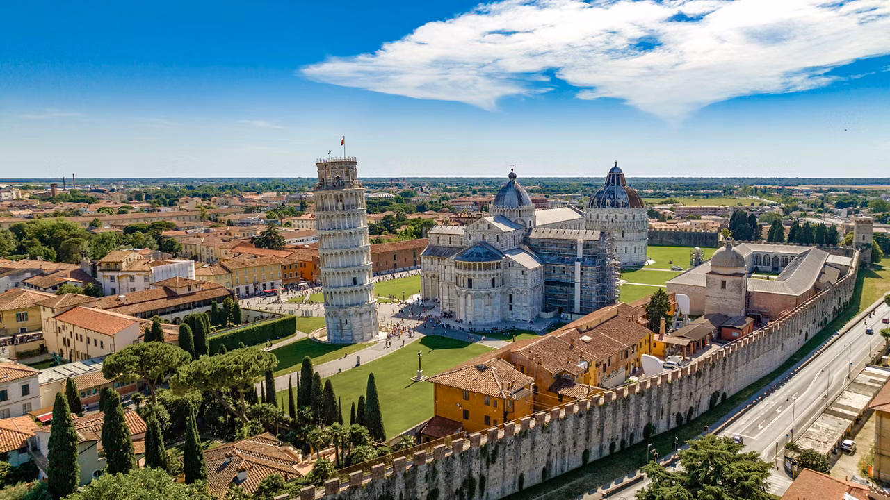 Vista aerea di Pisa con la famosa Torre Pendente e le aree verdi circostanti | MSC Crociere