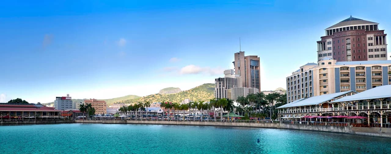 Una vista panoramica della vivace costa di Port Louis, che mostra il mare e le palme sotto un cielo blu chiaro | MSC Crociere
