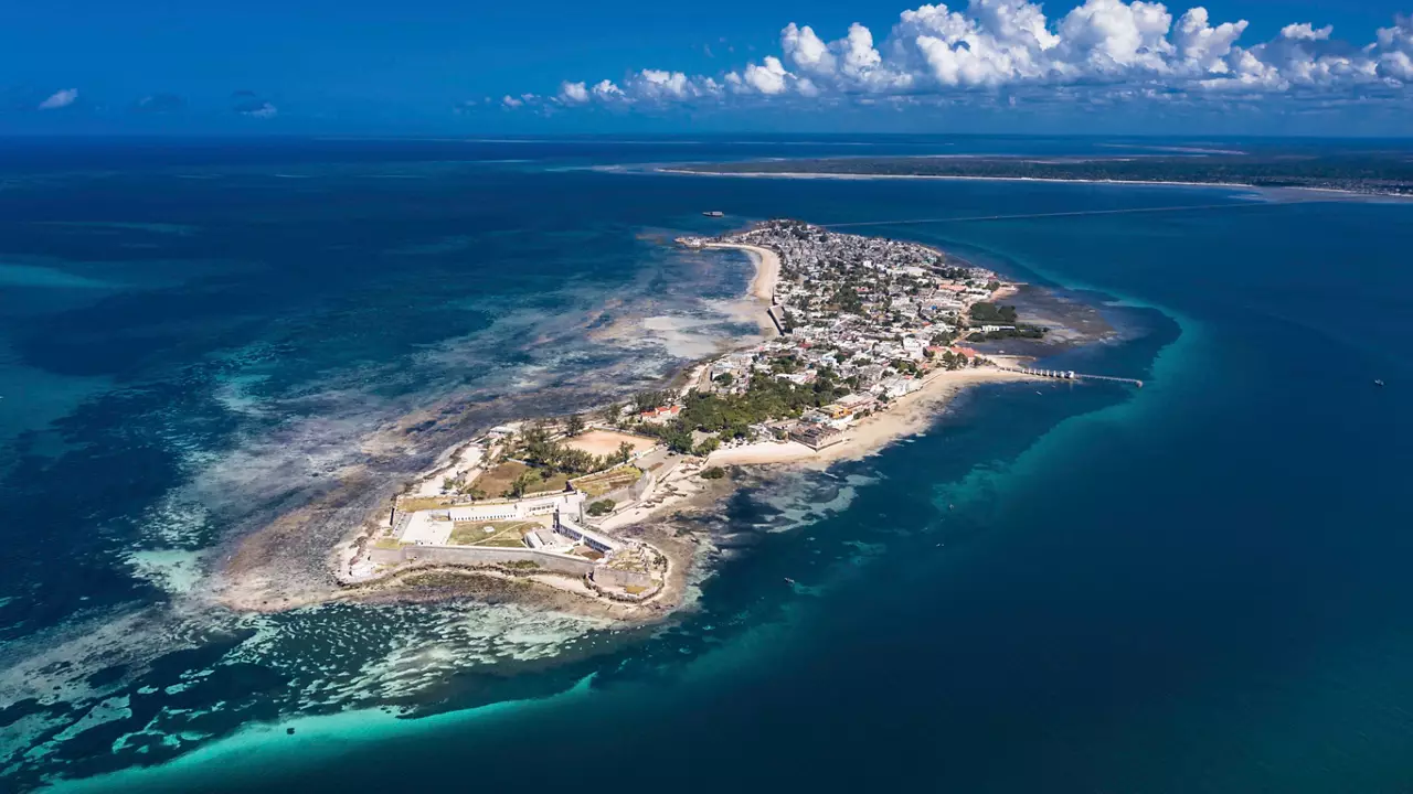 Vista aerea del magnifico Pomene in Mozambico, che mostra la sua bellissima costa e il mare vibrante | MSC Crociere